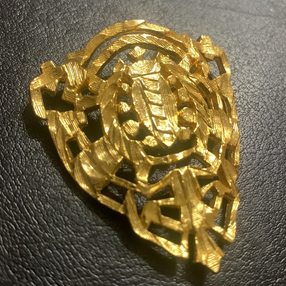 RARE ESTATE FIND… CASTLECLIFF .. Gold Crest Pendant … excellent condition - Picture 3 of 6